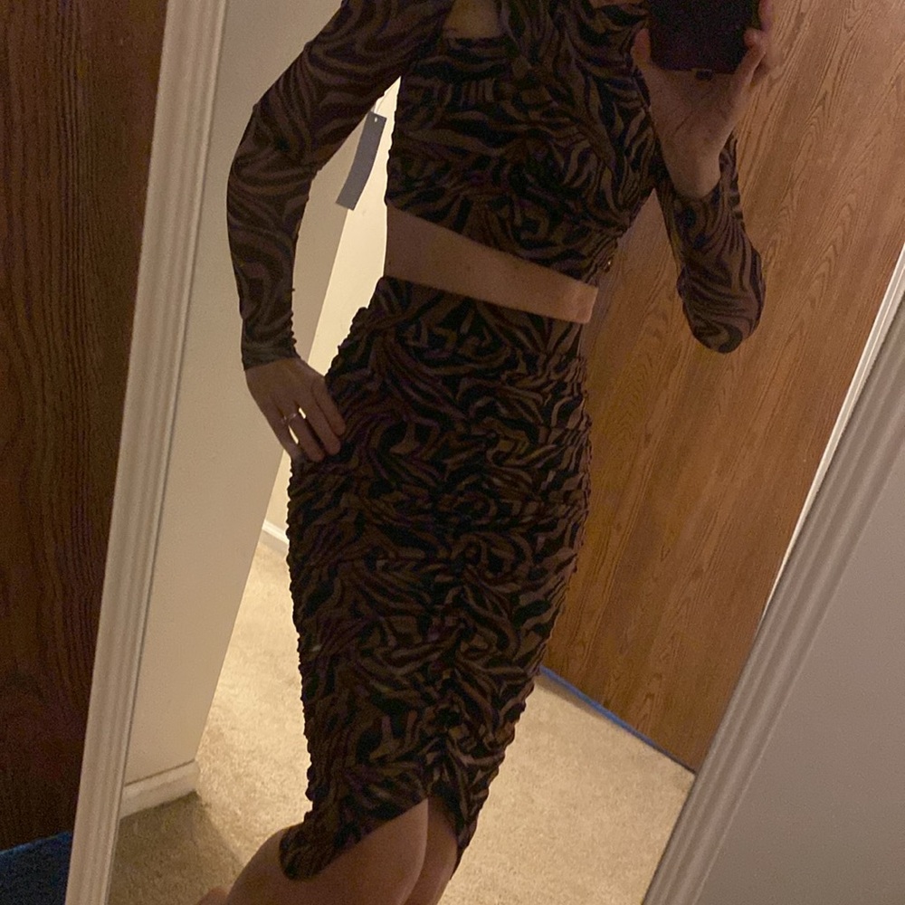 Venus NWT in bag animal print top and skirt set XS or large left - Picture 4 of 8